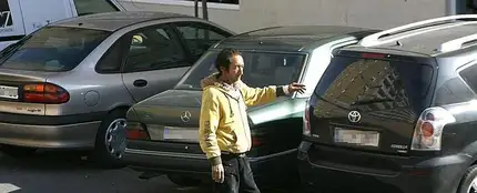 Un 'gorilla' pidiendo dinero para ceder el aparcamiento Un 'gorilla' pidiendo dinero para ceder el aparcamiento