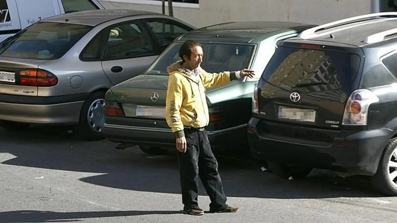 Un 'gorilla' pidiendo dinero para ceder el aparcamiento Un 'gorilla' pidiendo dinero para ceder el aparcamiento