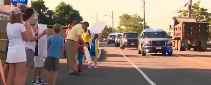 El pueblo anima a Mila en su último día de 'quimio' El pueblo anima a Mila en su último día de 'quimio'