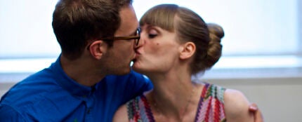 Una pareja se da un beso