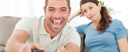 Novia aburrida mientras su chico juega a los videojuegos