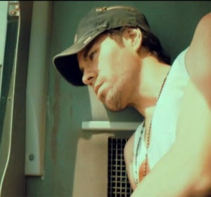 Enrique Iglesias en Duele el corazón Enrique Iglesias en Duele el corazón