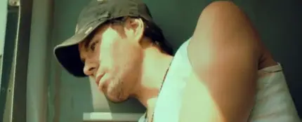 Enrique Iglesias en Duele el corazón Enrique Iglesias en Duele el corazón