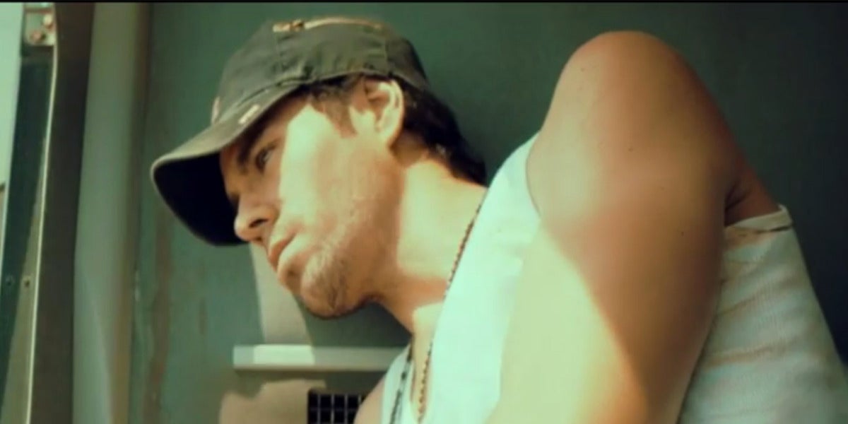 Enrique Iglesias en Duele el corazón
