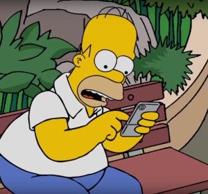 Homer Simpson concentrado cazando Pokémon Homer Simpson concentrado cazando Pokémon
