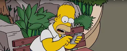 Homer Simpson concentrado cazando Pokémon Homer Simpson concentrado cazando Pokémon