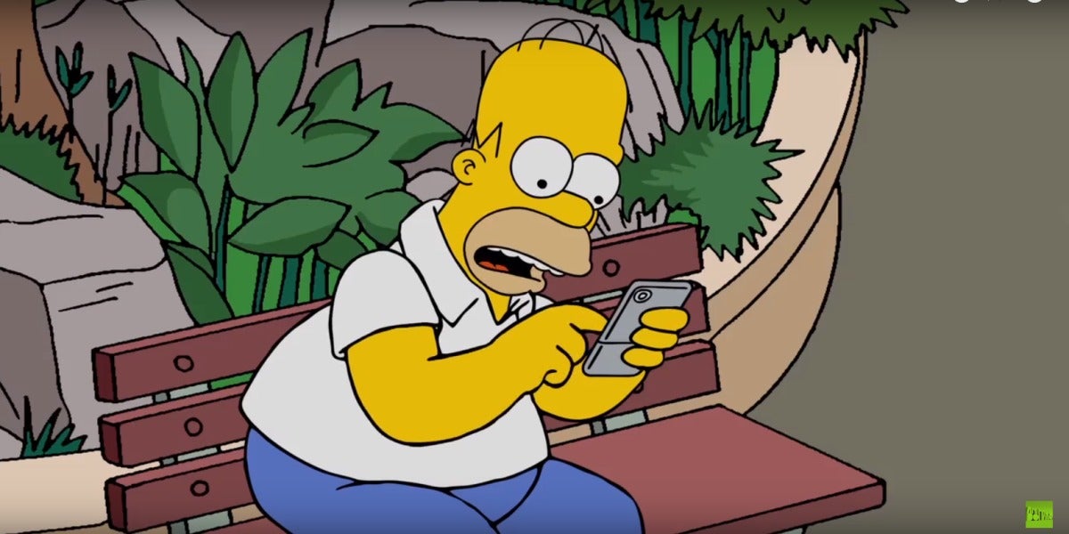 Homer Simpson concentrado cazando Pokémon