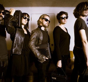 Macaulay Culkin es el líder de la banda The Pizza Underground Macaulay Culkin es el líder de la banda The Pizza Underground