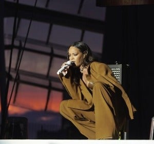 Rihanna realiza un emocionante homenaje a las víctimas del atentado de Niza Rihanna realiza un emocionante homenaje a las víctimas del atentado de Niza