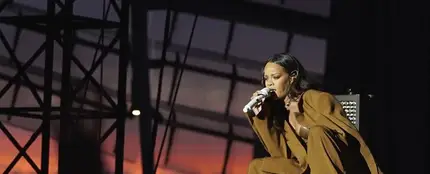 Rihanna realiza un emocionante homenaje a las víctimas del atentado de Niza Rihanna realiza un emocionante homenaje a las víctimas del atentado de Niza