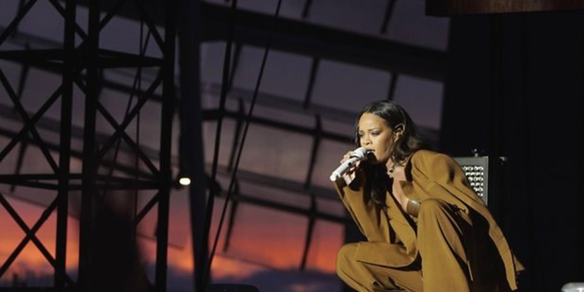 Rihanna realiza un emocionante homenaje a las víctimas del atentado de Niza