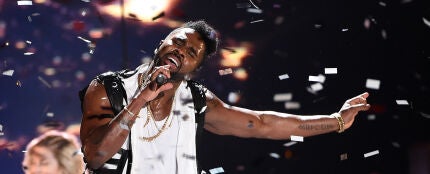 Jason Derulo durante su actuación en los Tenn Choice Awards 2016