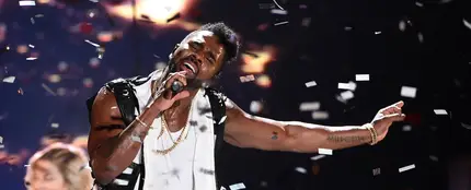 Jason Derulo durante su actuación en los Tenn Choice Awards 2016 Jason Derulo durante su actuación en los Tenn Choice Awards 2016