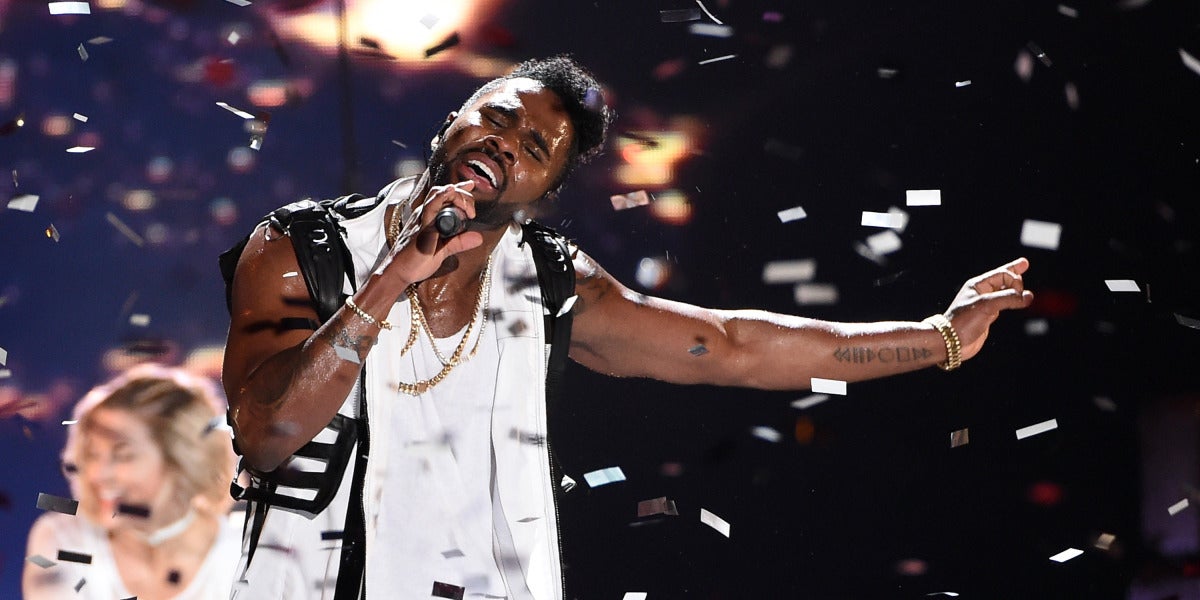 Jason Derulo durante su actuación en los Tenn Choice Awards 2016