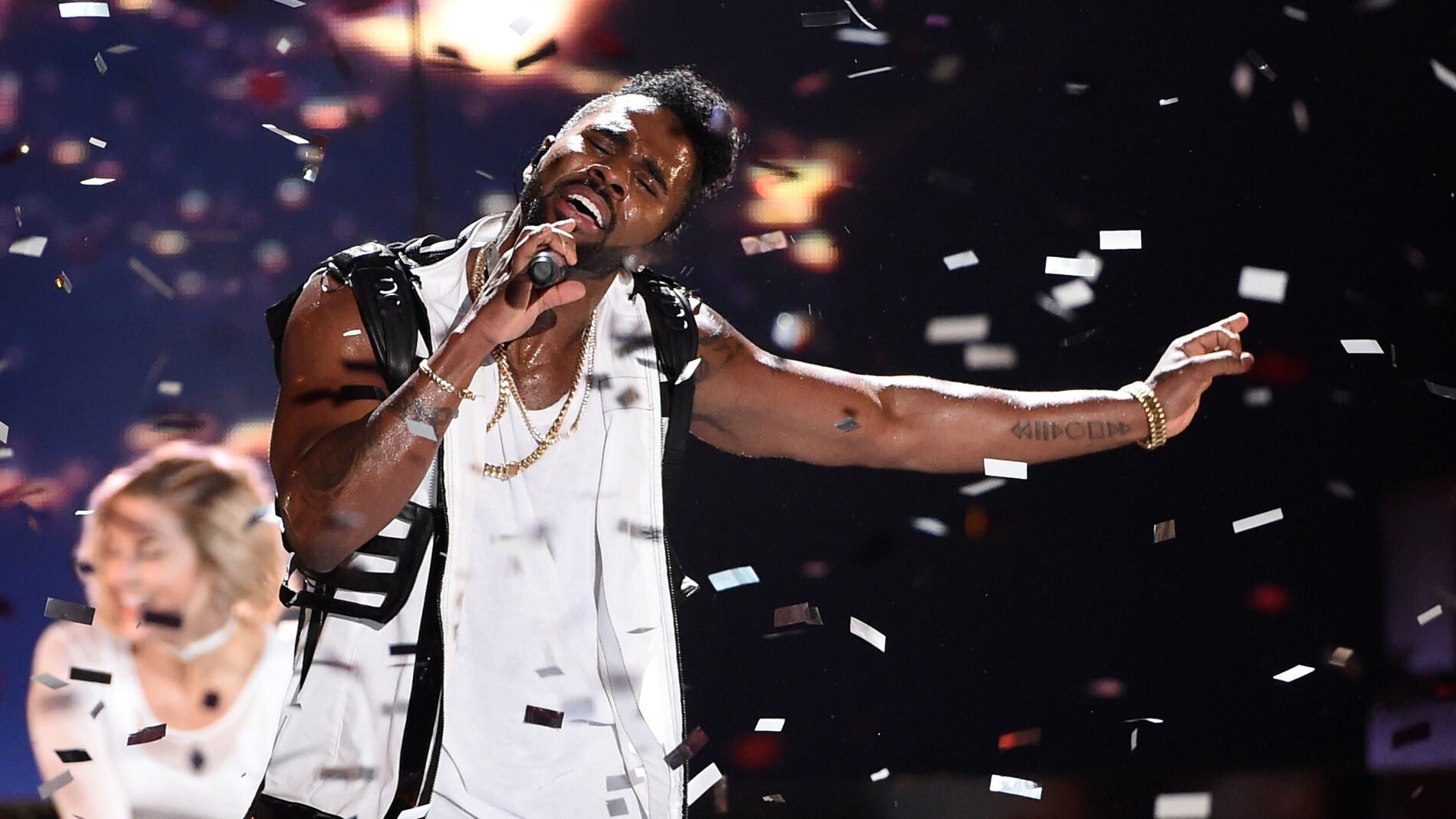 Jason Derulo durante su actuación en los Tenn Choice Awards 2016