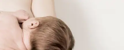 Bebé mamando del pecho de su madre Bebé mamando del pecho de su madre