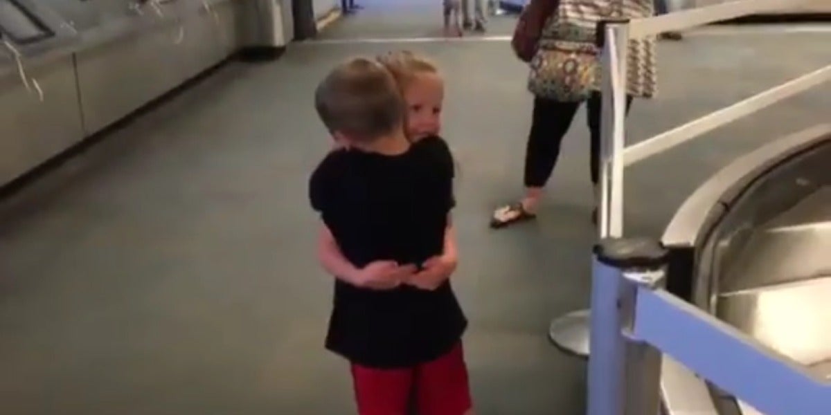 El abrazo entre los pequeños.