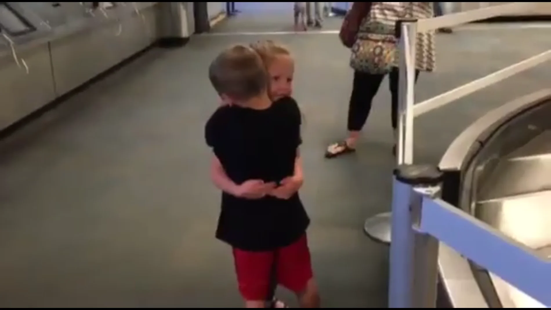 El abrazo entre los pequeños. El abrazo entre los pequeños.