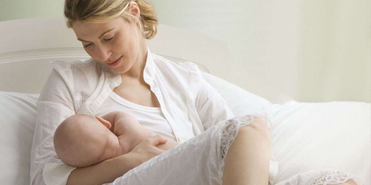 Una madre amamantando a su bebé