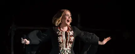 Adele durante su actuación en el festival Glastonbury Adele durante su actuación en el festival Glastonbury