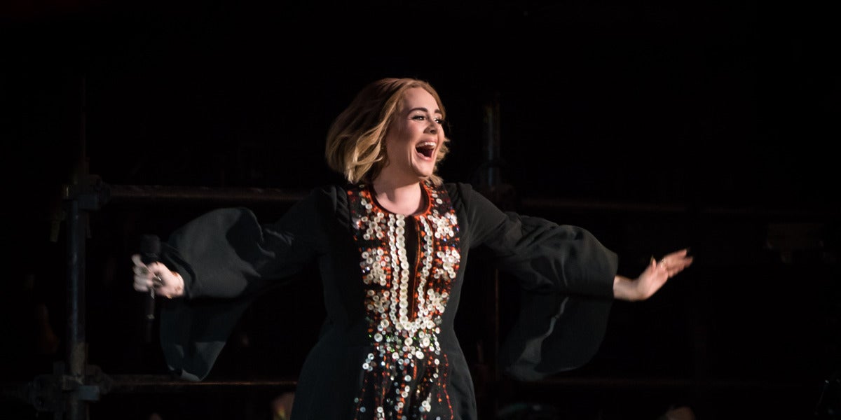 Adele durante su actuación en el festival Glastonbury