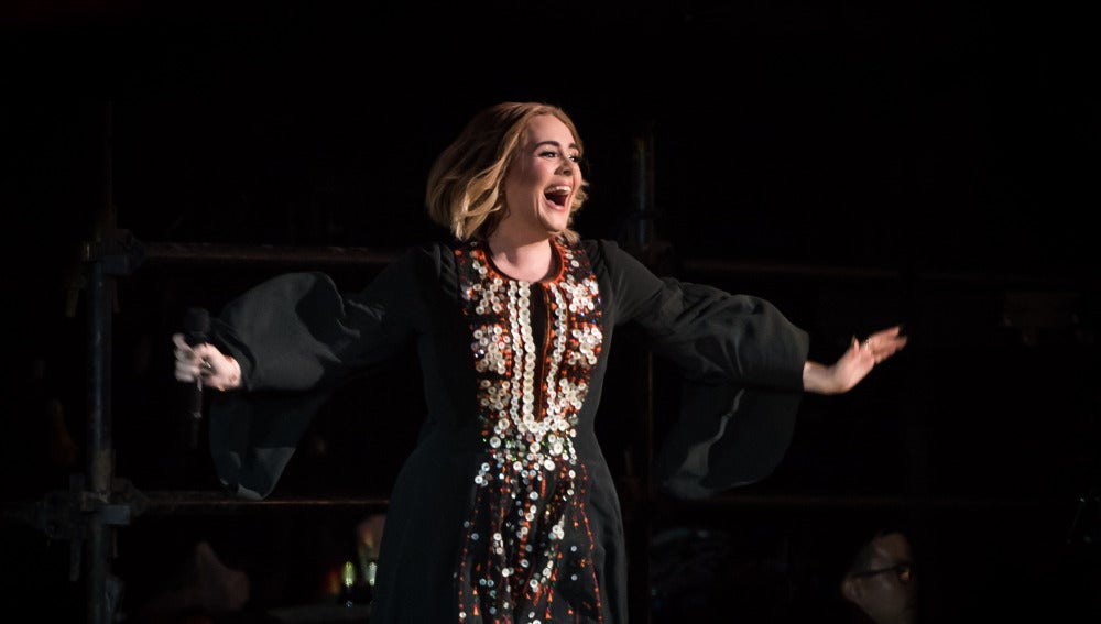 Adele durante su actuación en el festival Glastonbury