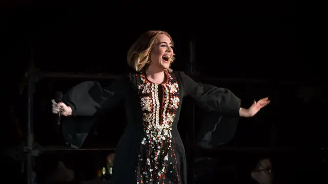 Adele durante su actuación en el festival Glastonbury