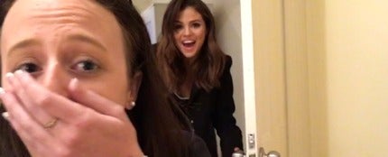 Selena Gomez sorprendiendo a una fan en su habitaci&oacute;n