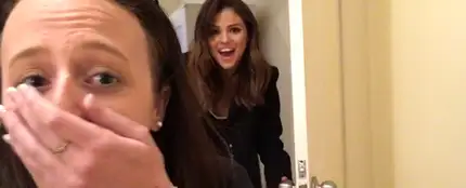 Selena Gomez sorprendiendo a una fan en su habitación Selena Gomez sorprendiendo a una fan en su habitación