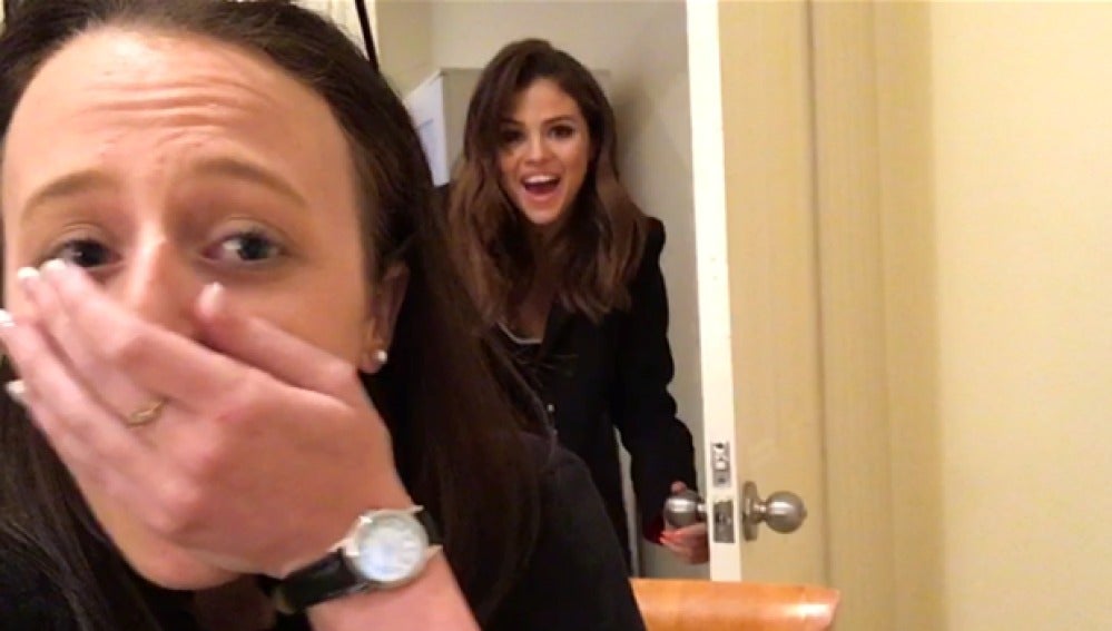 Selena Gomez sorprendiendo a una fan en su habitación