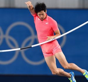 Hiroki Ogita en su prueba de salto con pértiga Hiroki Ogita en su prueba de salto con pértiga