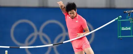 Hiroki Ogita en su prueba de salto con pértiga Hiroki Ogita en su prueba de salto con pértiga