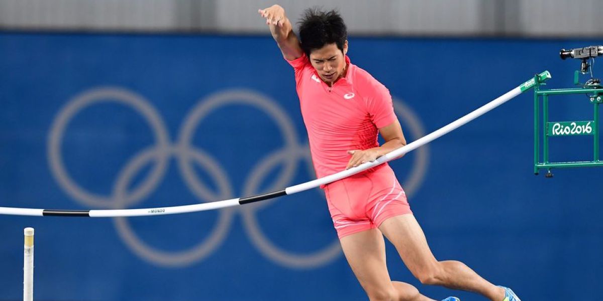 Hiroki Ogita en su prueba de salto con pértiga