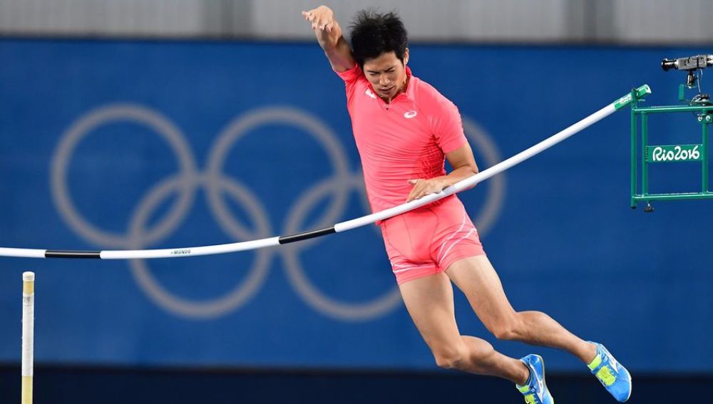 Hiroki Ogita en su prueba de salto con pértiga