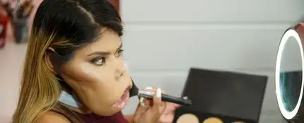 Marimar Quiroa en uno de sus vídeos tutorial para YouTube Marimar Quiroa en uno de sus vídeos tutorial para YouTube