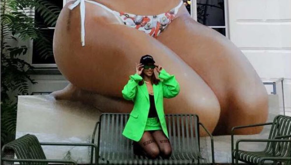 Rihanna posa junto a una gigante escultura de su cuerpo en Berlín