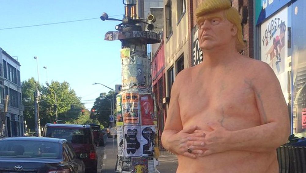 Una de las esculturas de Donald Trump desnudo