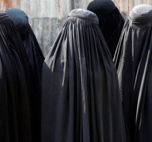Mujeres llevando burka Mujeres llevando burka