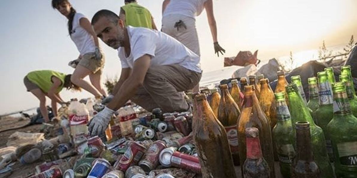 Voluntarios de Greenpeace recogen basura de las playas de Valencia