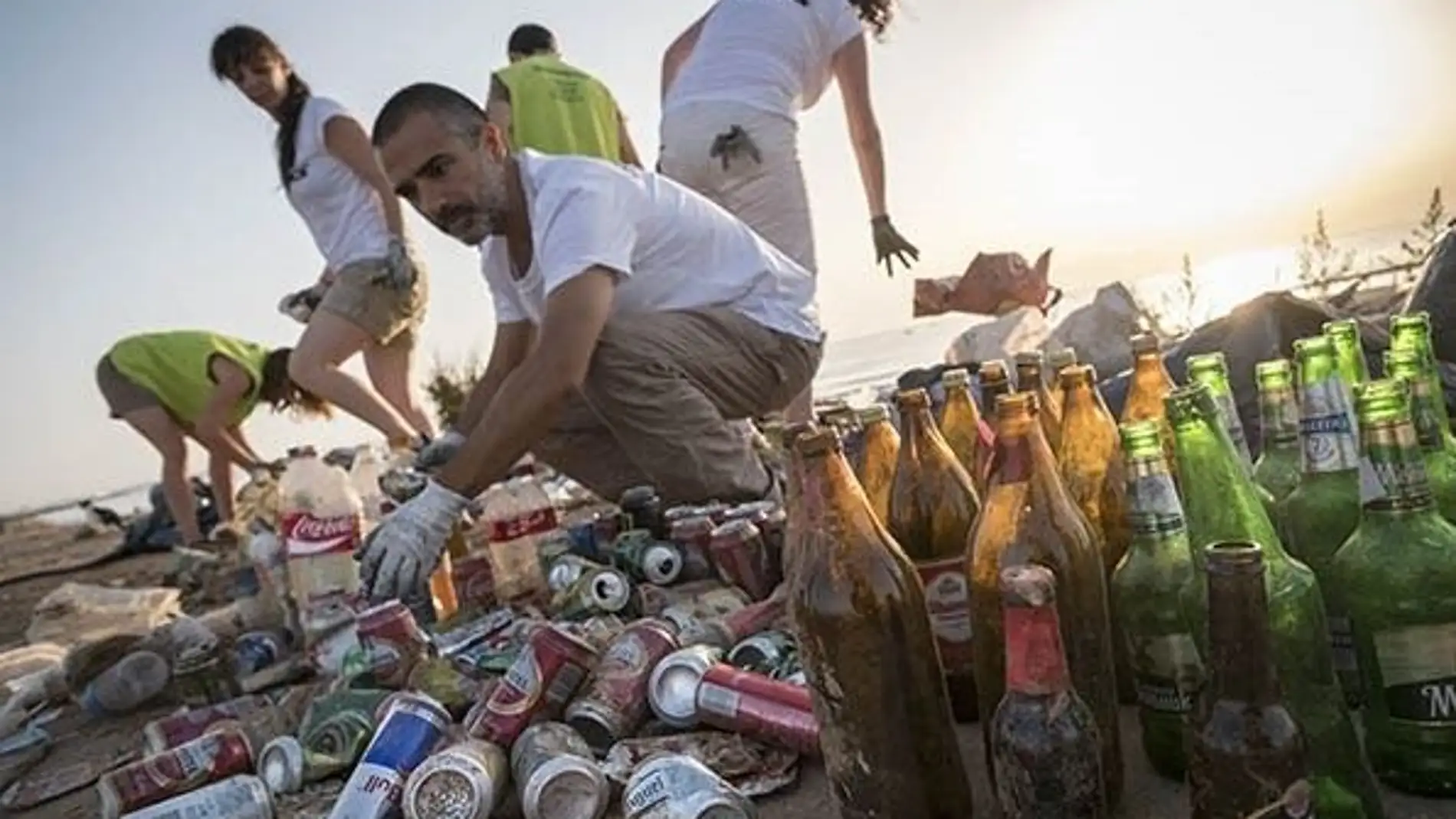 Voluntarios de Greenpeace recogen basura de las playas de Valencia title=
