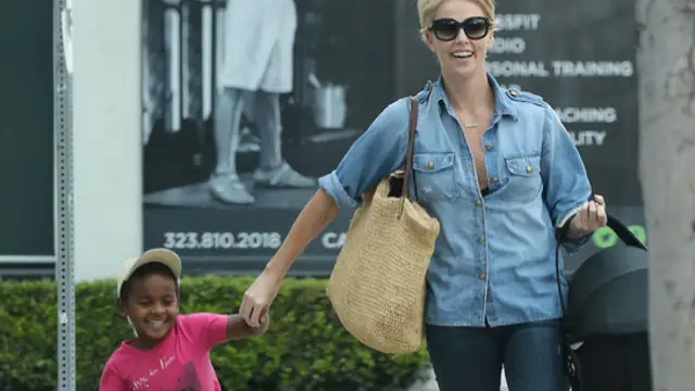 Charlize Theron con su hijo Jackson