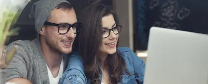 Una pareja trabajando Una pareja trabajando