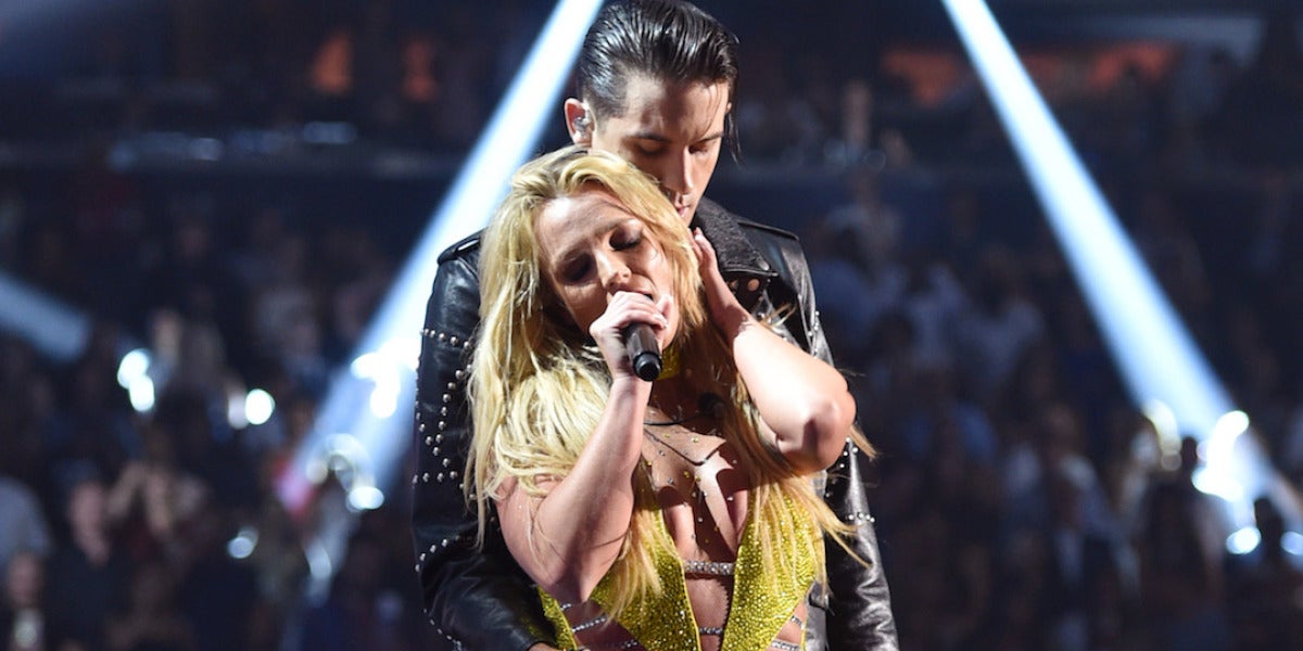 Britney Spears y G-Eazy durante su actuación en los MTV VMAs 2016