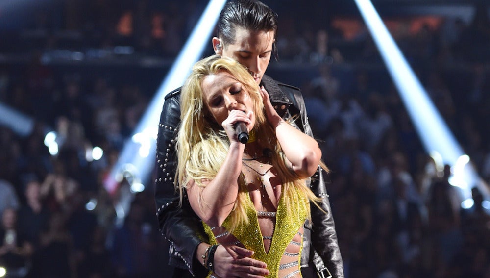 Britney Spears y G-Eazy durante su actuación en los MTV VMAs 2016