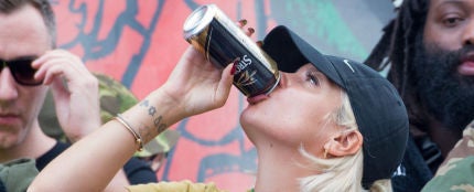 Lily Allen bebiendo en el carnaval de Notting Hill