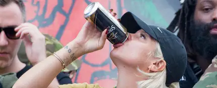 Lily Allen bebiendo en el carnaval de Notting Hill Lily Allen bebiendo en el carnaval de Notting Hill