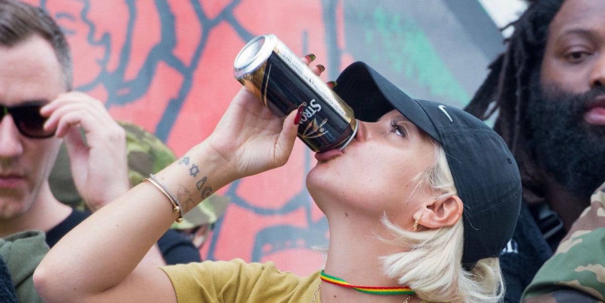 Lily Allen bebiendo en el carnaval de Notting Hill