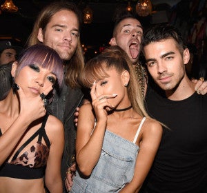 Foto de los VMAs en la que Ariana Grande aparece tapándose medio rostro Foto de los VMAs en la que Ariana Grande aparece tapándose medio rostro