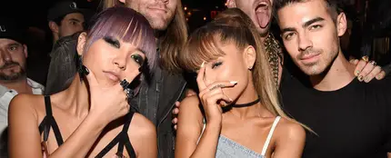Foto de los VMAs en la que Ariana Grande aparece tapándose medio rostro Foto de los VMAs en la que Ariana Grande aparece tapándose medio rostro