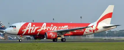 Un avión de Air Asia aterrizando Un avión de Air Asia aterrizando